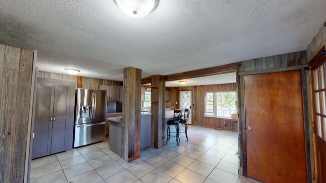 Building Photo - Country living in South Central! 3 bed/3 baths and large garage