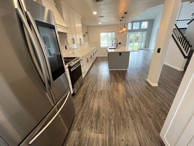 Building Photo - 4 bedroom, 2.5 bathroom home in a gated Riverside community!