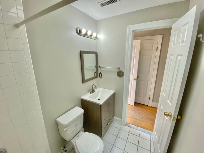 Building Photo - Chic Shaw Townhouse 2bd/2.5 bath with Deco...