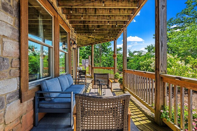 Building Photo - 208 Tunnel Ridge Dr