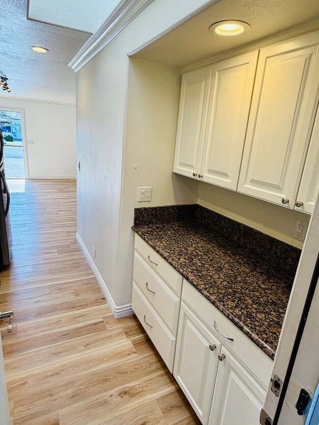 Building Photo - Turnkey Huntington Bay End Unit Near the Beach