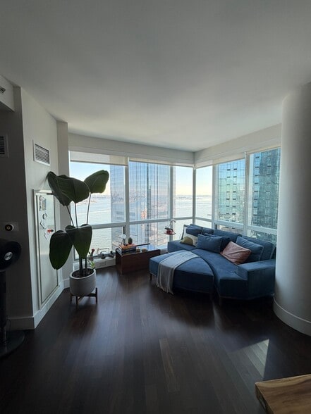 Building Photo - 77 HUDSON St