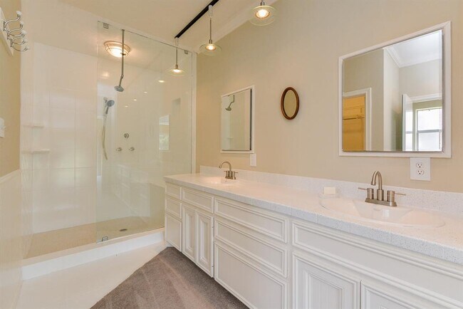 Building Photo - 1231 Creekford Cir