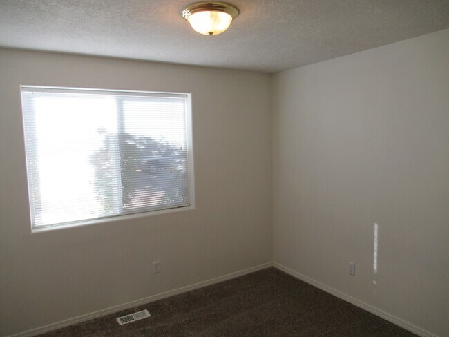 Building Photo - Three Bedroom Home in Independence