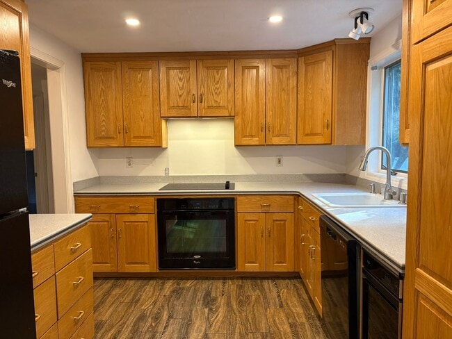 Building Photo - Private Home | 3 Bedroom 2 Bathroom | Huge...
