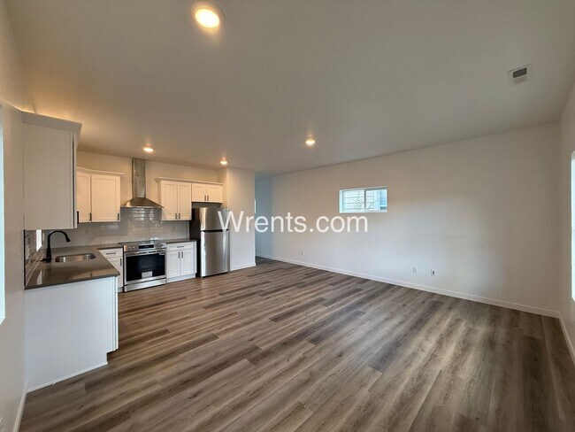 Building Photo - Brand New 3 Bed / 2 Bath Duplex Near Parks & Golf - W/S/G Included