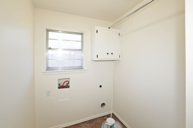 Building Photo - 3 bedroom rental in Ridgecrest!