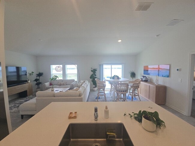 Building Photo - 3 bed 2 bath home fully furnished