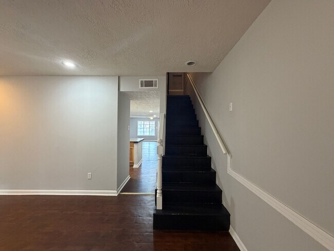 Building Photo - Spacious 3 Bedroom Townhome in Oak Park