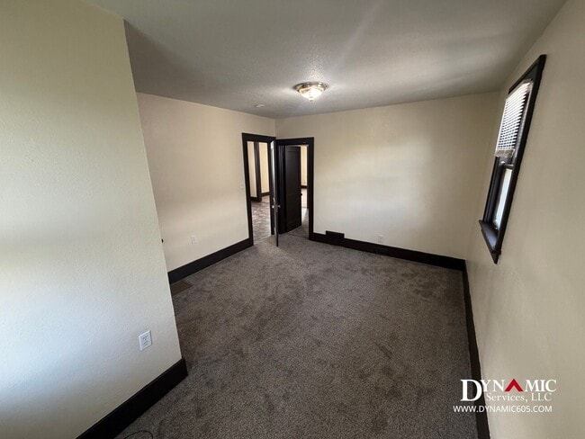 Building Photo - Upper Level 2 Bedroom, 1 Bathroom Duplex - Tenant Pays ALL Utilities
