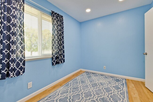 Building Photo - Beautiful 4 Bed 2.5 Bath Town Home in Fremont Northgate Area !