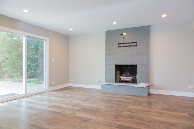 Building Photo - 825 Pheasant Walk Dr