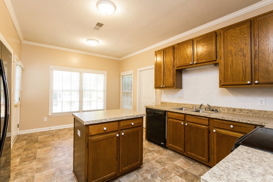 Building Photo - 12400 Henderson Hill Rd