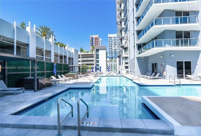 Building Photo - 1010 SW 2nd Ave