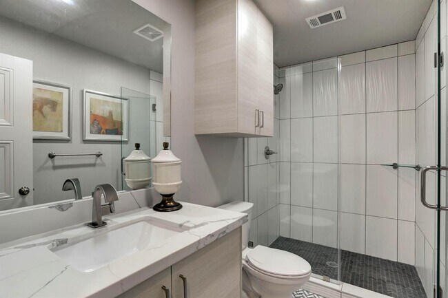 Building Photo - 1239 Hawaii Dr