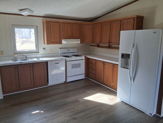 Building Photo - 1901 Meadowdale Ln