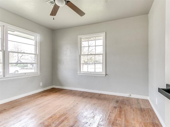 Building Photo - 512 SW 49th St