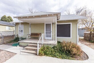 Building Photo - Adorable home on over-sized lot!