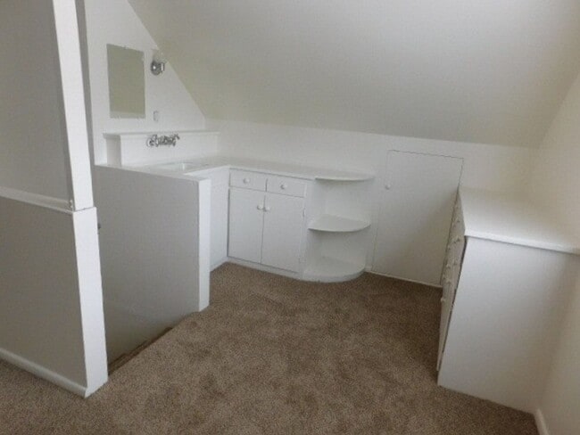 Building Photo - 3Bd/1.5Ba Two Story House - Available to View!