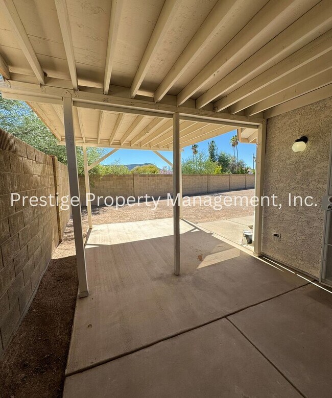 Building Photo - Very Cute South West Side 3/2!! Call Now!