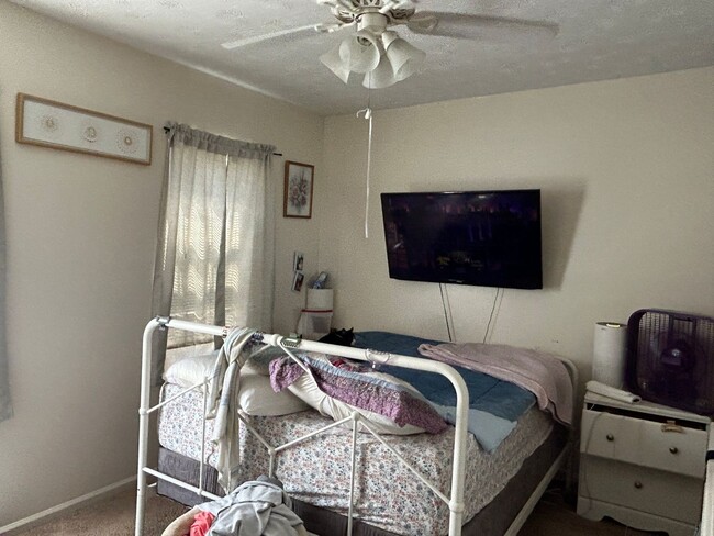 Building Photo - 2 Bedroom Duplex within walking distance o...
