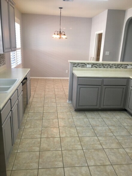Kitchen and dining area - 24307 Alamosa Falls