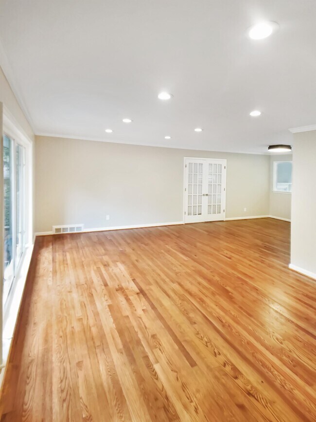 Building Photo - 377 Springdale Dr NE