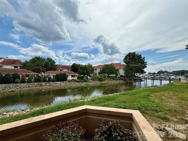 Building Photo - 18009 Kings Point Dr