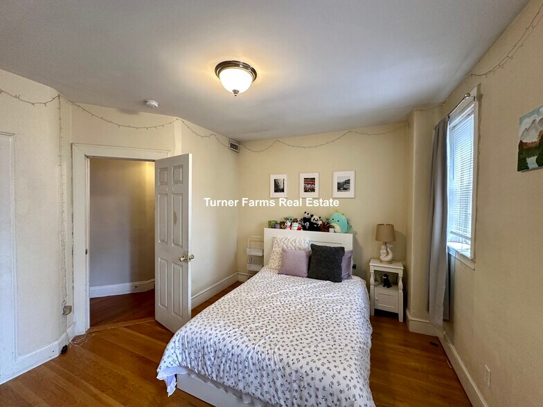 Building Photo - 146 Smith St