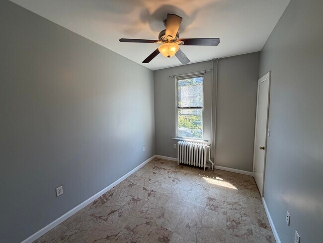 Building Photo - 619 38th St