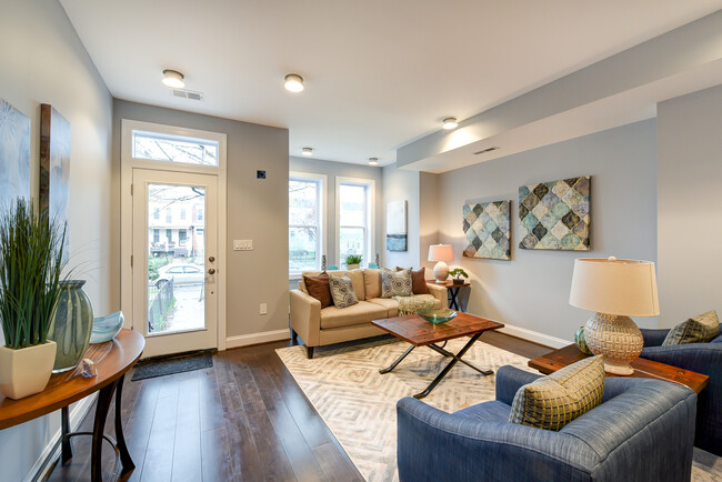 Entry way and living area - 1110 K St NE