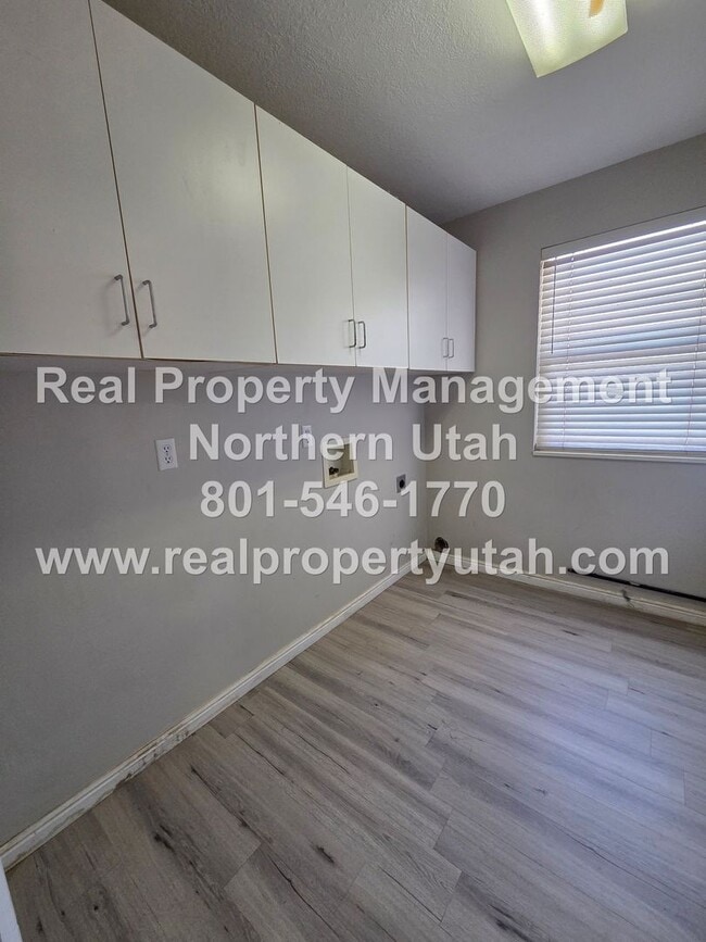 Building Photo - Updated 5 Bedroom 5 Bath Home in Layton Available!