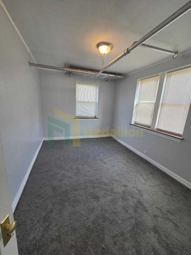 Building Photo - Bright & Spacious 2-Bedroom with Modern Up...