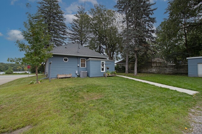 Building Photo - 415 Riverside Ave N