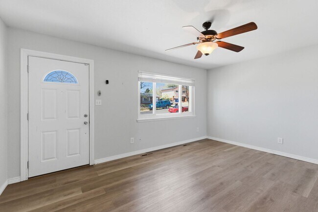 Building Photo - 1415 Holmes Dr