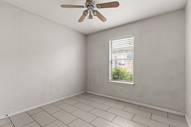 Building Photo - 5512 Golden Dr