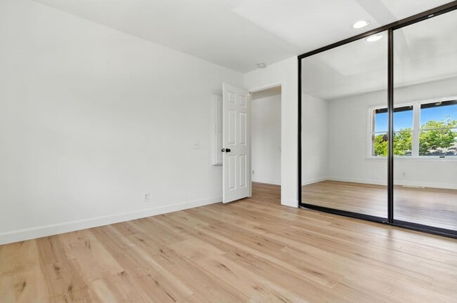 Building Photo - 560 Centre Ct