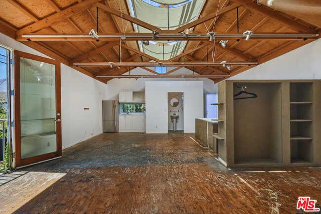 Building Photo - 656 Angelus Pl