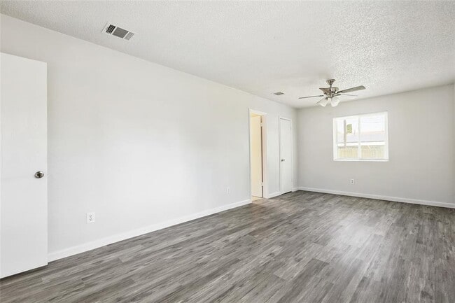 Building Photo - 1800 Cameo Dr