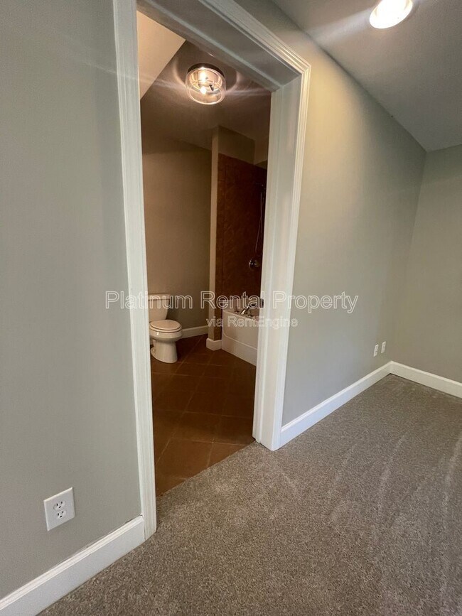 Building Photo - 1305 Smithdale Heights Dr