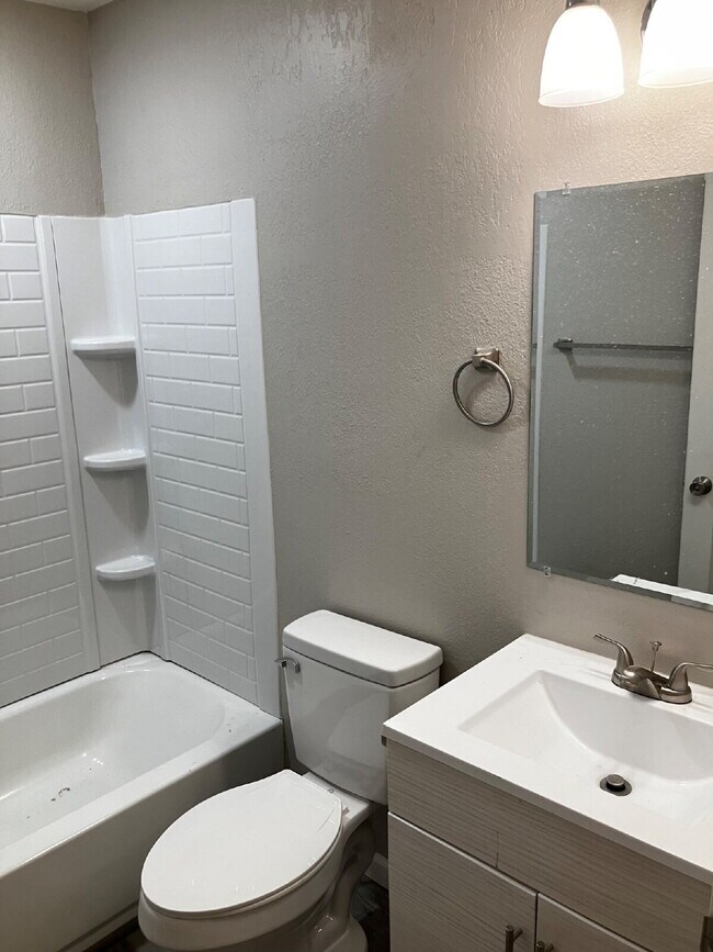 Building Photo - Newly renovated 1 Bedroom
