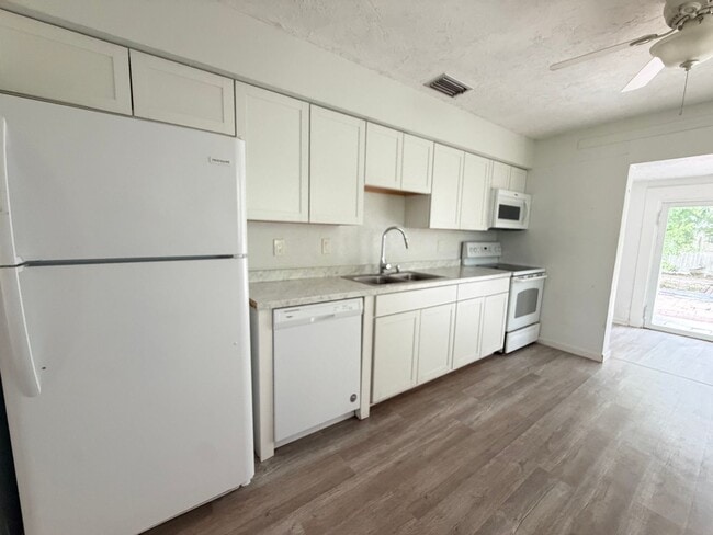 Building Photo - Available Now! 2 Bed, 1 Bath Duplex