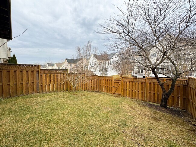 Building Photo - Stunning 3 Bed 2/2 Bath End-Unit Townhome In Desired Stone Ridge South