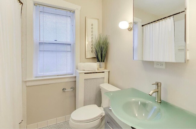 Building Photo - 1628 W Columbia Ave