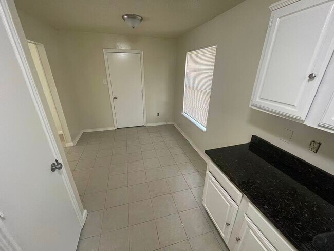 Building Photo - Beautiful 4 Bedroom 2 Bathroom in Plano!