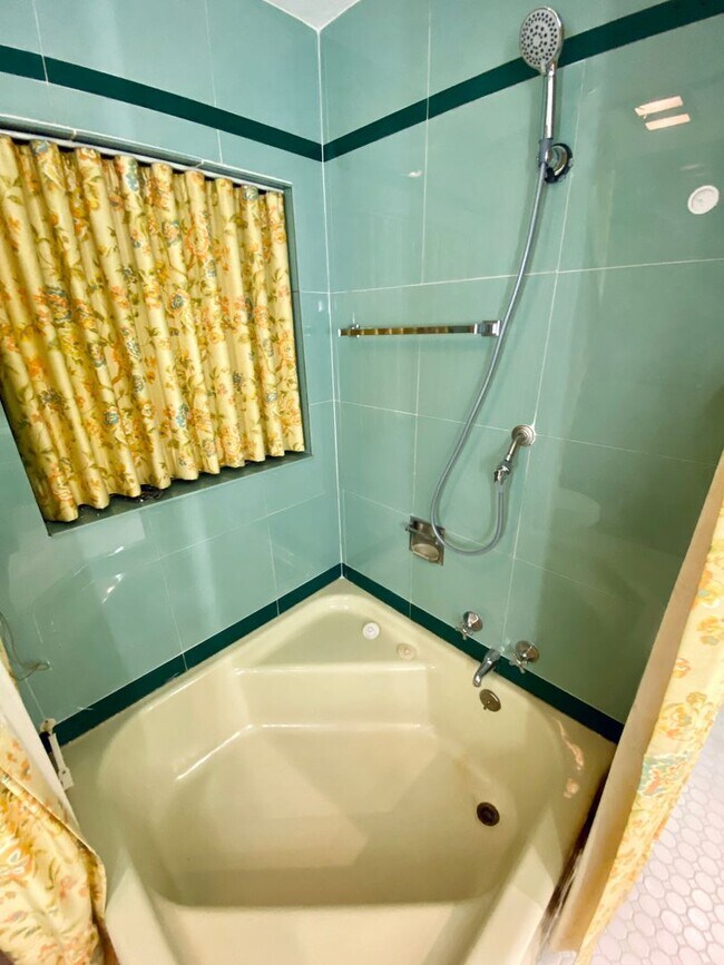 Building Photo - Remodeled Westgate Home with Attached Prof...