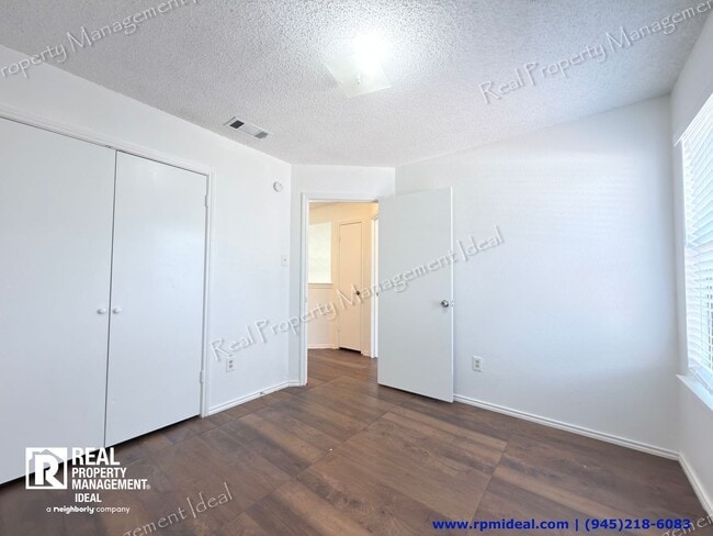 Building Photo - 1801 Quail Run Dr