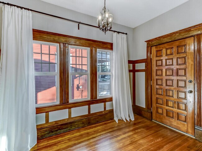 Building Photo - 419 E 3rd St