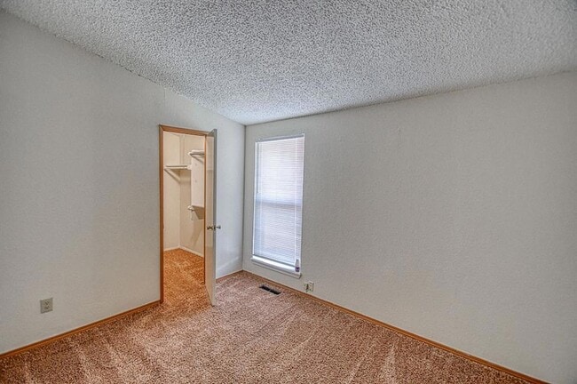 Building Photo - 2264 Donna Dr