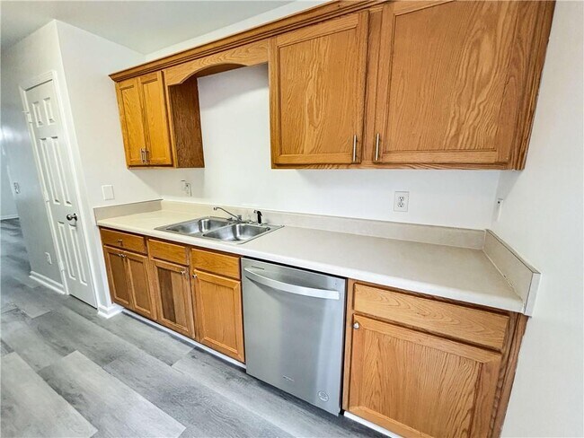 Building Photo - 1400 Stonehaven Cir